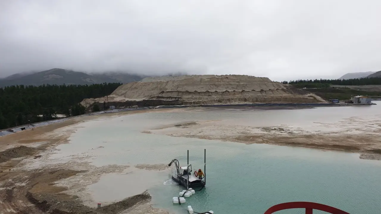 Дноуглубительные работы на большом водоеме